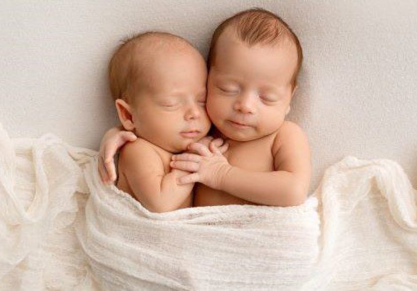 10 Twins Born in Different Months, Years, and Even Decades