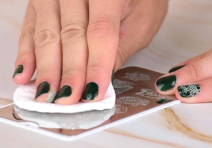 4 Ways to Prepare a Nail Stamper