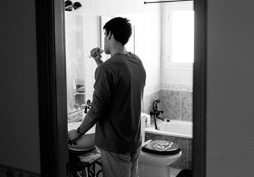 Gingivitis vs periodontitis: Symptoms and treatment