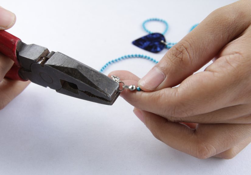 How to Make a Guitar Pick Necklace: 8 Steps