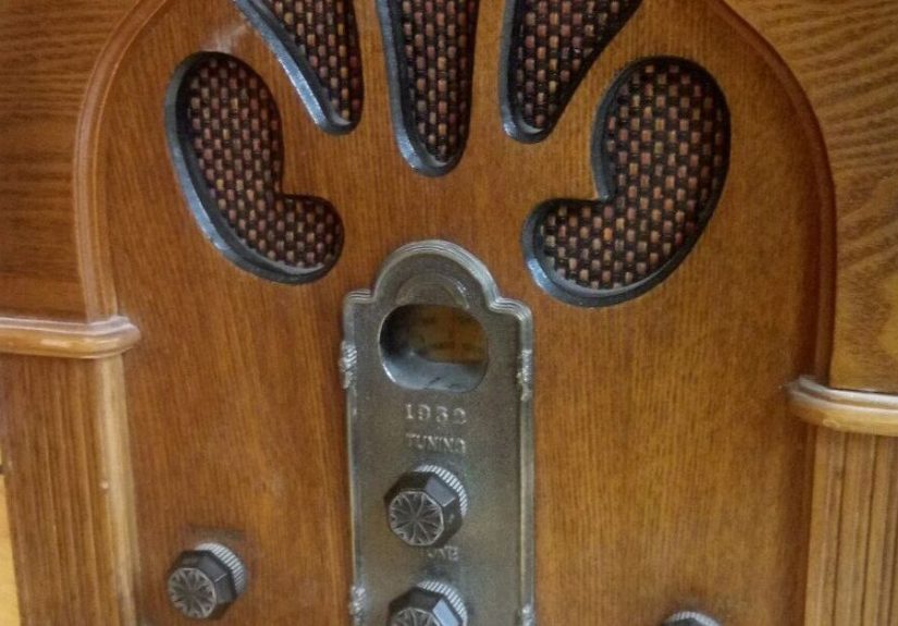 How To Paint A Vintage Radio